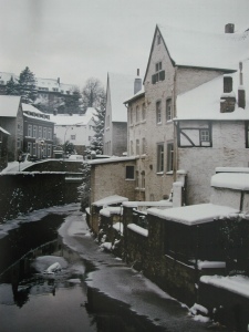 Inde im Winter bei Fussgängerbrücke