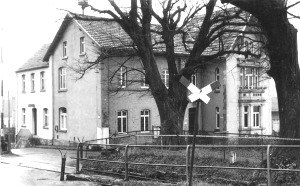 Die ehemalige Gemeindeverwaltung mit Bahnübergang